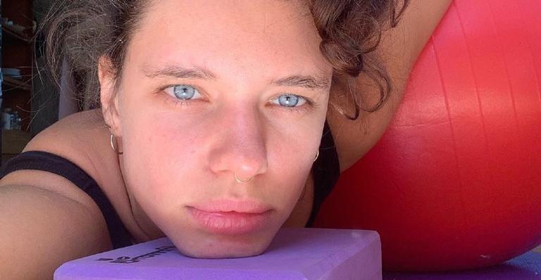 Bruna Linzmeyer aproveita mais um dia de quarentena para se exercitar na sala de casa: ”Fluindo”