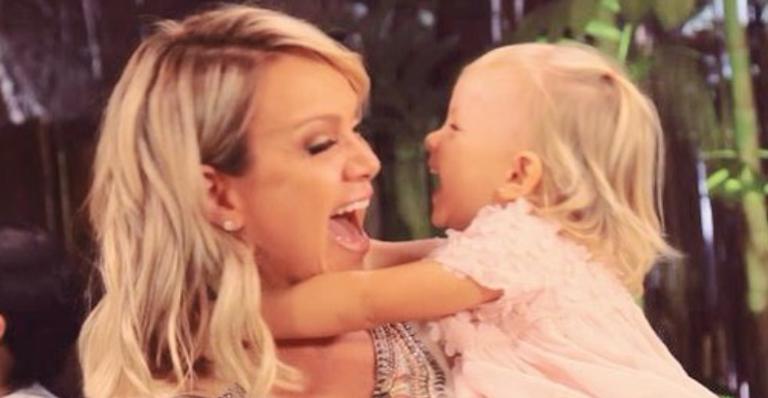 Filha de Eliana explode o fofurômetro em selfie com a mãe: ”Lindas e amadas”