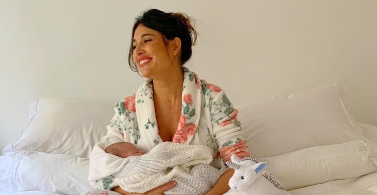 Giselle Itié posa com o filho e se declara: ”Você está me salvando deste confinamento”