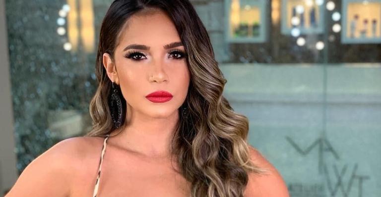 Ex-BBB Gizelly Bicalho recebe homenagem dos fãs em carro de som: ”Quase morri do coração”