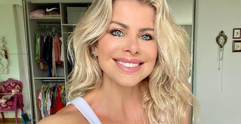 Karina Bacchi surge deslumbrante enquanto arruma guarda-roupa