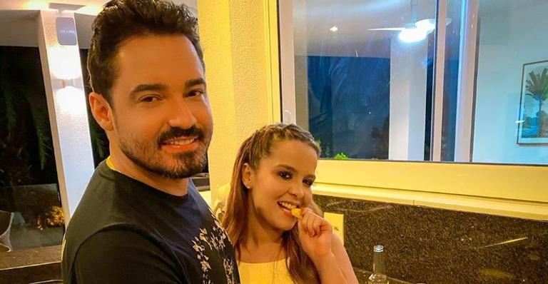 Maiara brinca com o namorado, Fernando Zor: ”O Fernando não toma banho”