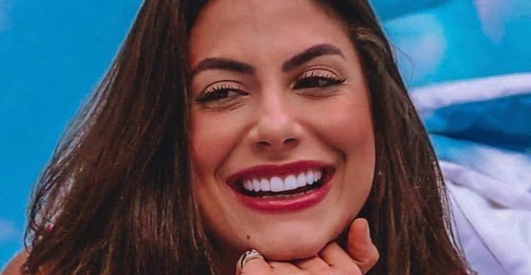 Mari Gonzalez posa sem sutiã e foto sexy chama atenção na internet