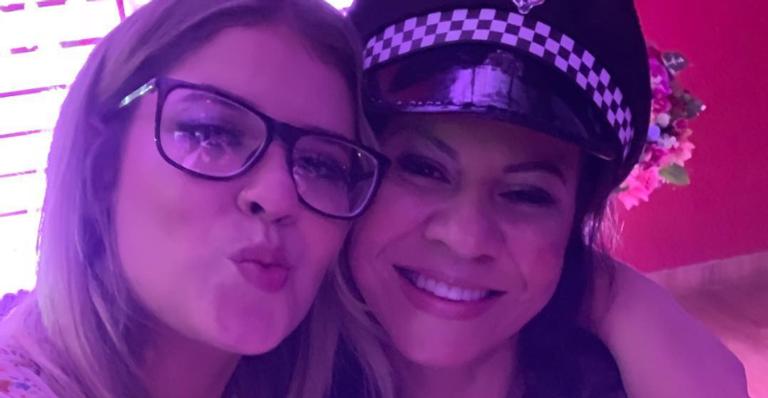 Marília Mendonça encontra cartas que enviava para a mãe quando era pequena: ”Já era compositora”