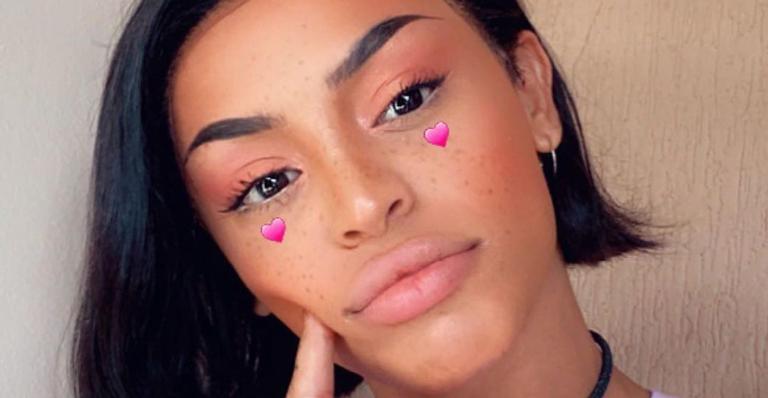 Pabllo Vittar se diverte ao dançar sua música ‘Tímida’ ao lado da mãe