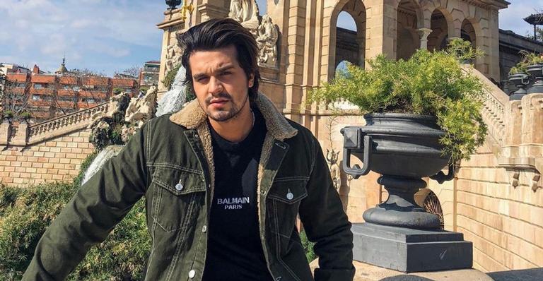 Luan Santana encanta fãs ao exibir seu bigode nas redes