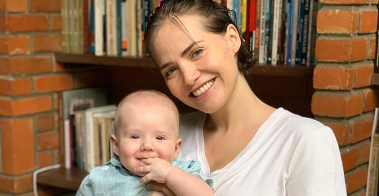 Filho de Leticia Colin explode o fofurômetro em novo clique feito pela mãe e ganha elogios dos fãs