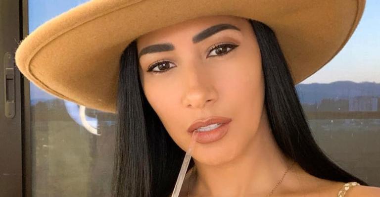 Simaria sensualiza em cima de carrão conversível e chama atenção