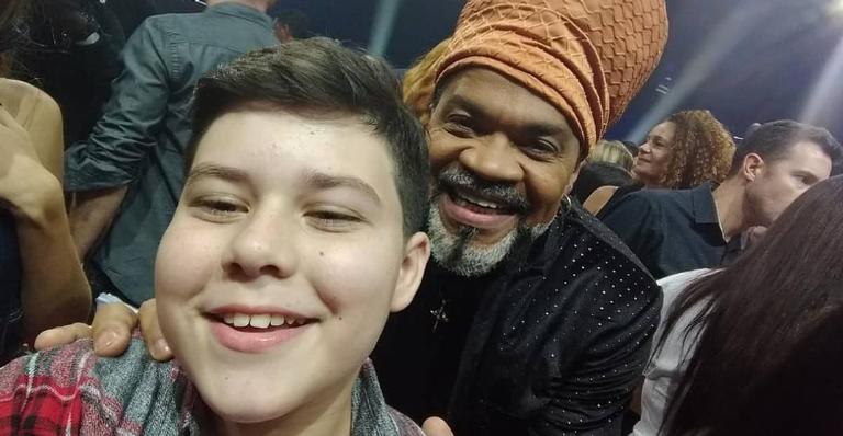 Luto! Carlinhos Brown lamenta morte de ex-The Voice Kids: ”Menino de muito talento”