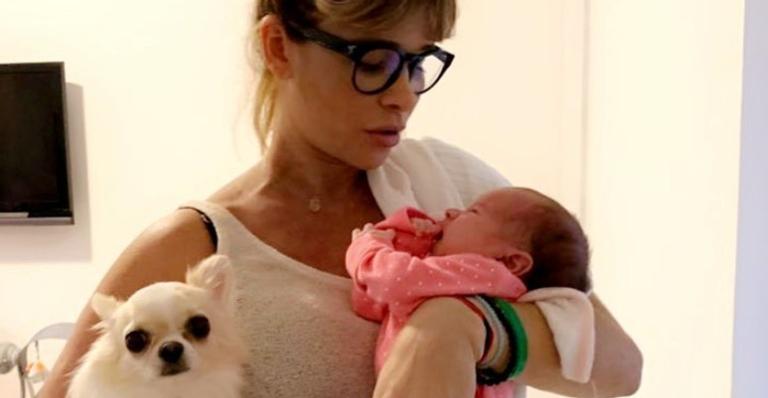 Filha de Dany Bananinha completa um mês de vida e artista comemora na web