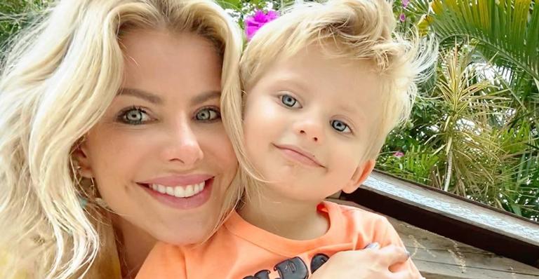 Karina Bacchi relembra ensaio de um mês com o filho e encanta web: ”Merecedora de todo amor”