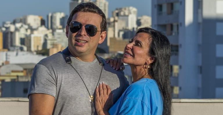 Gretchen faz linda declaração ao namorado: ”Seu sorriso transmite a segurança e a paz”