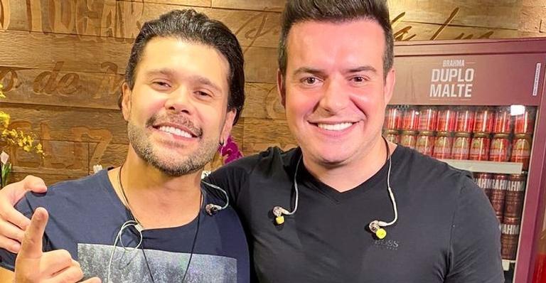 Em live, Marcos, da dupla com Belutti, vai ao banheiro com microfone ligado e web não perdoa