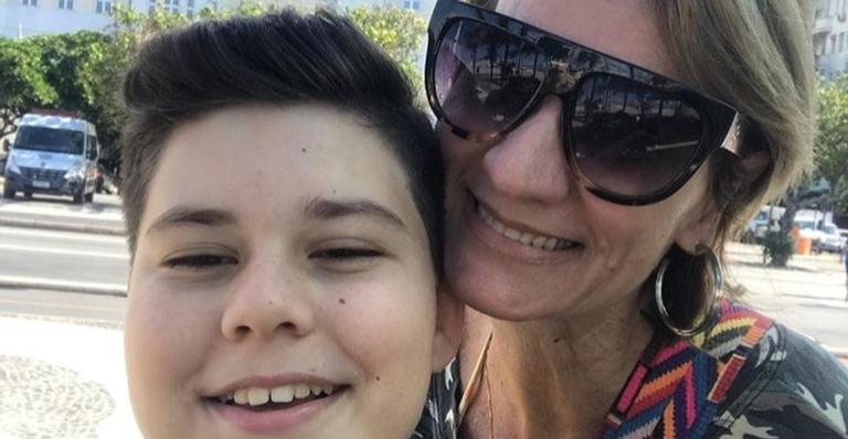 Mãe de ex The Voice Kids desabafa após assassinato do filho: ”Lugar errado na hora errada”