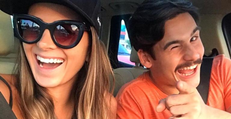 Discreto, Nicolas Prattes posa agarradinho com a namorada e fãs especulam: ”Estão noivos?”