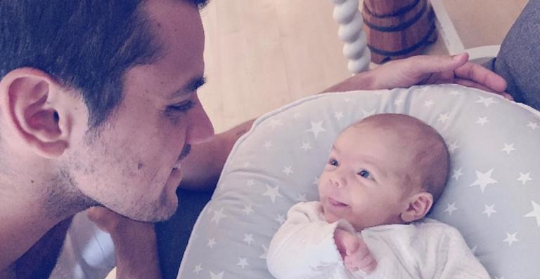 Felipe Simas derrete a web com momento fofo tocando violão para o filho de 2 meses, Vicente