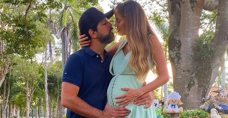 Sorocaba e Biah Rodriguez realizam chá de bebê lindo e temático com presença de convidados online