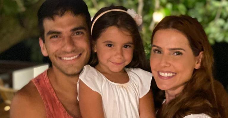 Deborah Secco registra conversa animada entre o marido e a filha com trilha sonora do grupo Melim
