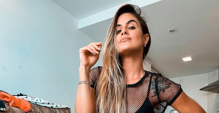 Ex-BBB Carol Peixinho aproveita dia ensolarado na varanda de casa e fãs elogiam