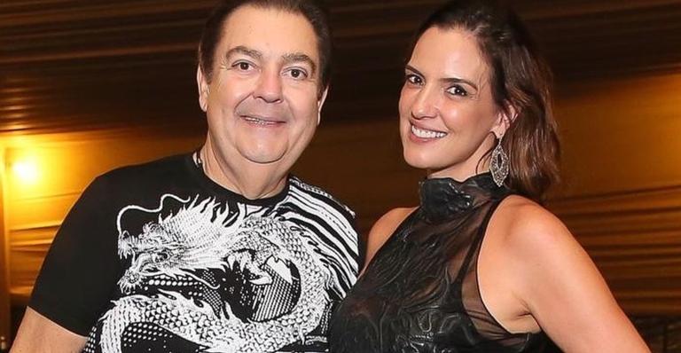 Esposa de Faustão divide foto rara do apresentador com os três filhos no dia de seu aniversário