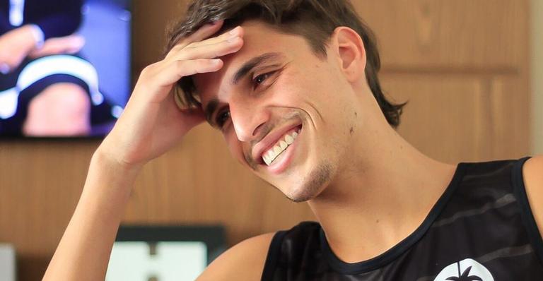 Ex-BBB Felipe Prior coloca a mão na massa e derruba parede com martelo: ”Obra nova”