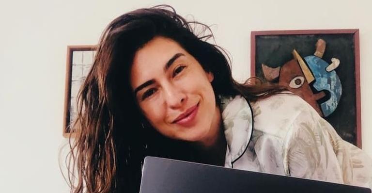 Fernanda Paes Leme posa de pijama e brinca: ”Botar essa camiseta pra lavar”