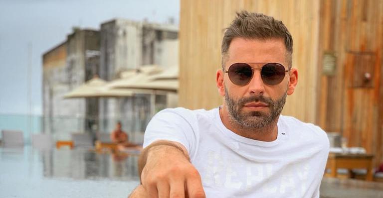 Henri Castelli surge em paisagem paradisíaca e encanta web: ”Paz é meu abrigo”