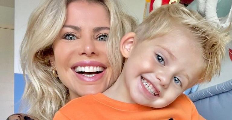 Karina Bacchi e Enrico aproveitam a quarentena para dar banho em seu cachorro no quintal e encantam