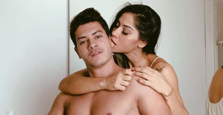 Divorciados, Mayra Cardi mostra Arthur Aguiar ao seu lado no escritório