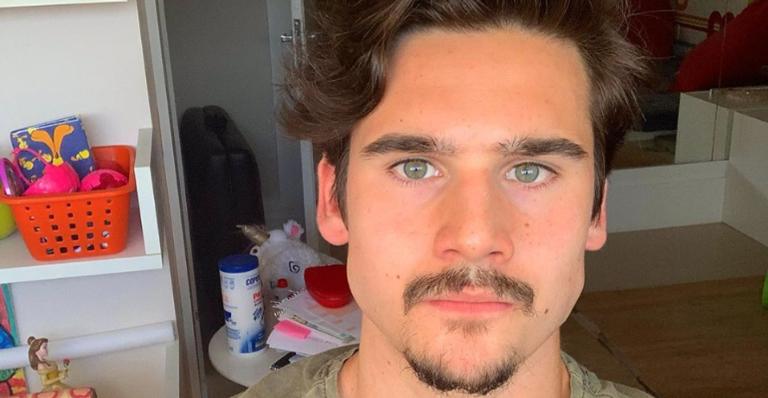Nicolas Prattes ganha surpresa de aniversário em sua casa: ”Simples gestos”