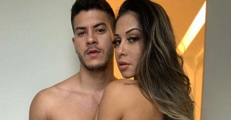 No colo de Arthur Aguiar, Mayra Cardi fala sobre separação: ”O amor quando é verdadeiro não acaba”