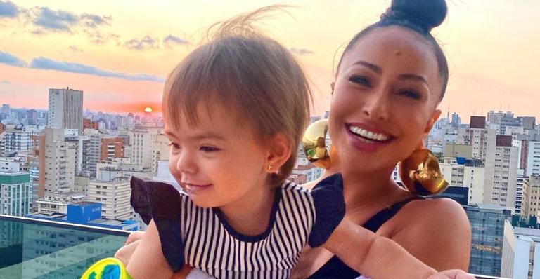 Sabrina Sato explode o fofurômetro com cliques descontraídos de sua filha, Zoe