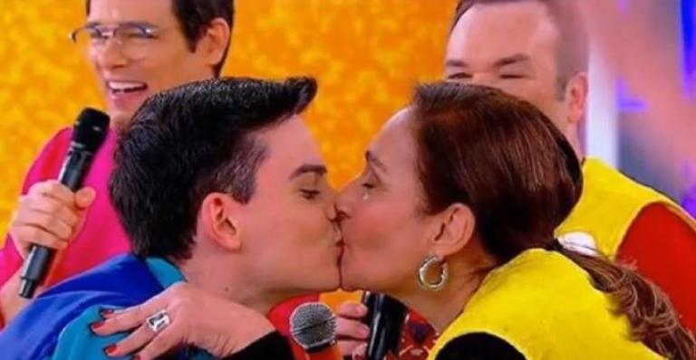 Sonia Abrão se defende após críticas de selinho com Dudu Carmago: ”Era reprise”