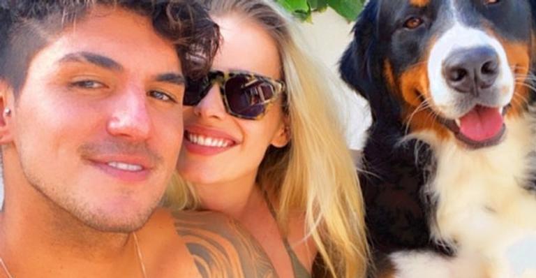 Passando a quarentena juntos, Yasmin Brunet e Gabriel Medina surgem pintando prancha