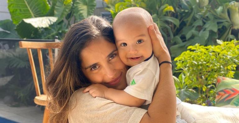 Camilla Camargo se derrete ao mostrar o filho brincando no jardim de sua casa