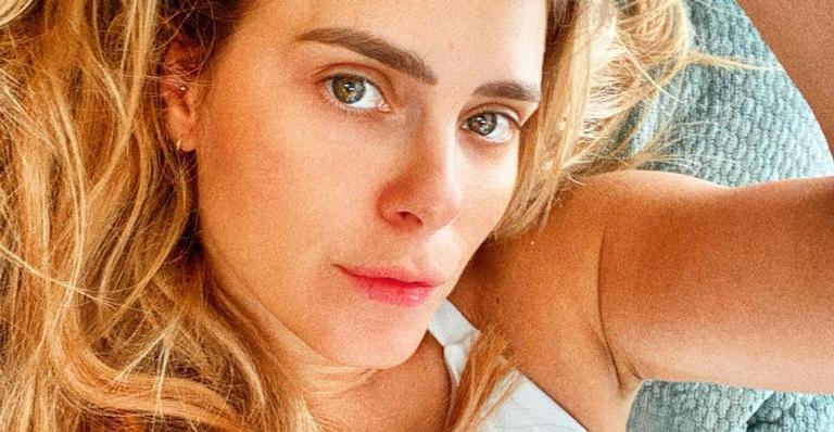 Carolina Dieckmann encanta web ao fazer tarefas domésticas junto do gato: ”Guarda-costas”
