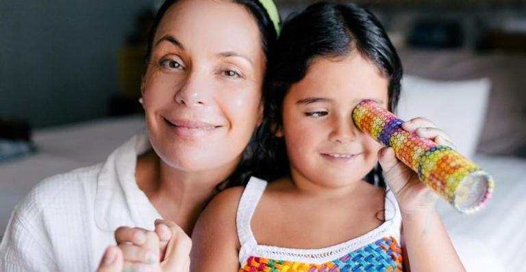 Carolina Ferraz se diverte pintando com a filha e encanta web: ”Puro amor”