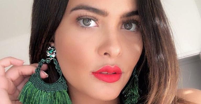 Geisy Arruda compartilha cliques sensualizando de máscara rosa e adverte: ”Protejam-se”