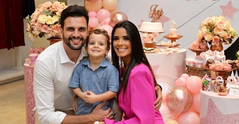 Ex-BBB Ivy Moraes divide momento fofo ao lado do marido e do filho após reatar casamento