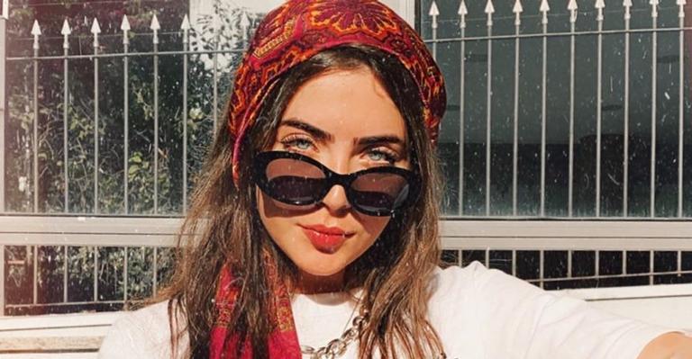 Jade Picon aproveita quarentena para testar looks novos e transforma lenço em top