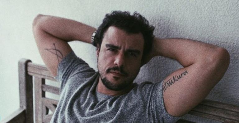 De quarentena, Joaquim Lopes aparece descamisado para tomar sol na varanda de sua casa