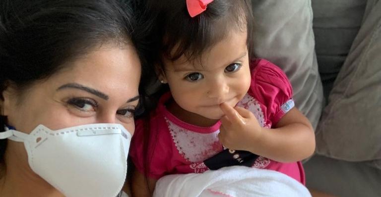 Mayra Cardi posa com a filha e faz reflexão: ”Ama-se que tudo dará certo!”