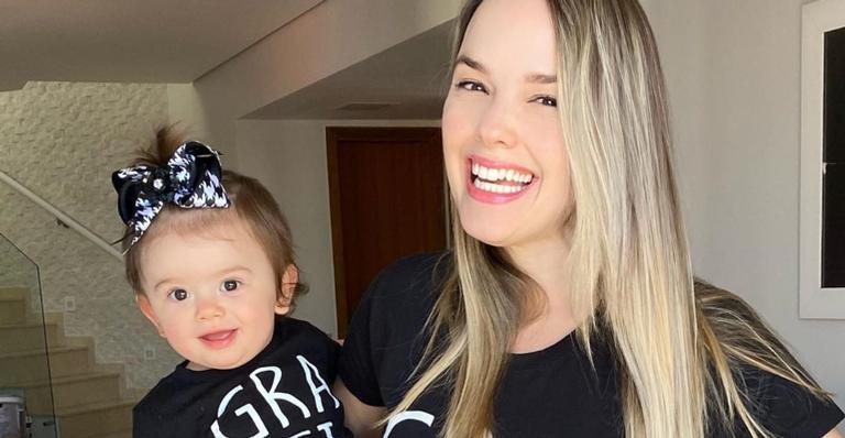 Thaeme Mariôto tem os fones de ouvido ”roubados” por Liz e reação diverte internautas