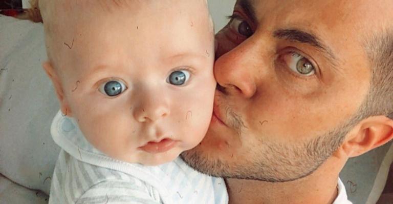 Thammy Miranda se prepara para dormir juntinho do filho e encanta web: ”Que amor!”