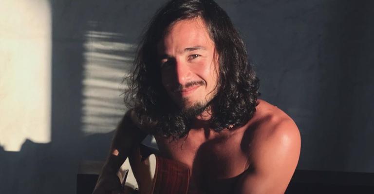 Tiago Iorc comemora 1 ano do álbum ‘Reconstrução’: ”Volta ao estado de amor”