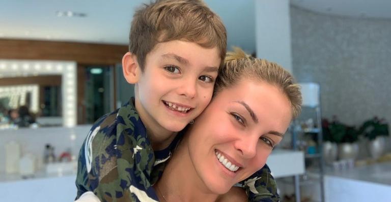 Ana Hickmann aproveita dia ensolarado com o filho e se declara na web: ”Meu raio de luz”
