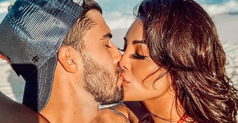 Carol Nakamura exibe corpão em clique romântico com o noivo