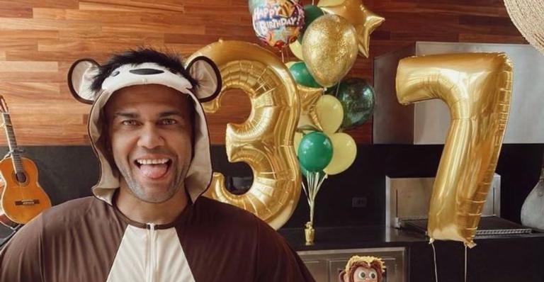 Daniel Alves completa 37 anos e celebra junto com a esposa: ”Metamorfose ambulante”