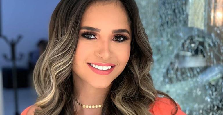 Ex-BBB Gizelly recebe carro de som dos fãs de madrugada e se desculpa com os vizinhos