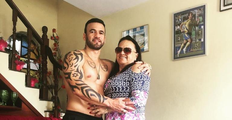 Hadson revela que a mãe está com suspeita de covid-19 e se revolta: ”Tem gente brincando”